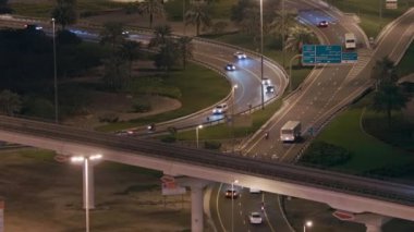 Boş otoyolun hava gece görüşü ve Dubai 'de arabasız kavşak