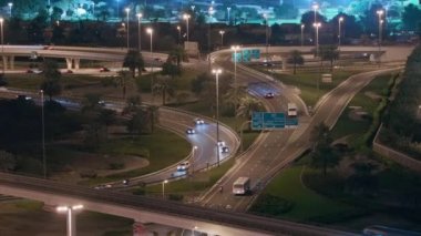 Boş otoyolun hava gece görüşü ve Dubai 'de arabasız kavşak