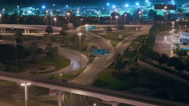 Vista aérea nocturna de la autopista vacía y el intercambio sin coches en Dubai — Vídeos de Stock