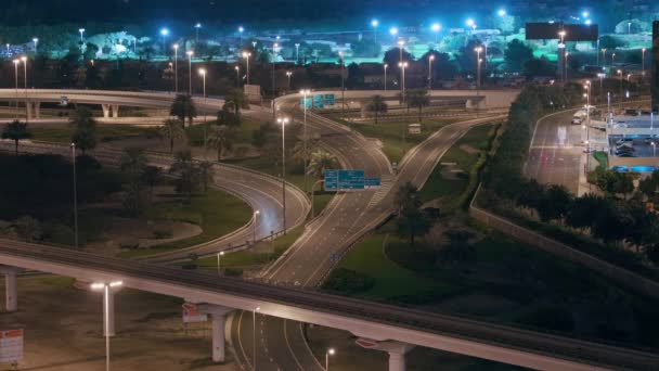 Letecký noční pohled na prázdnou dálnici a bez aut v Dubaji — Stock video