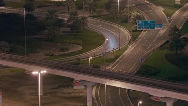 Vista aérea nocturna de la autopista vacía y el intercambio sin coches en Dubai — Vídeos de Stock