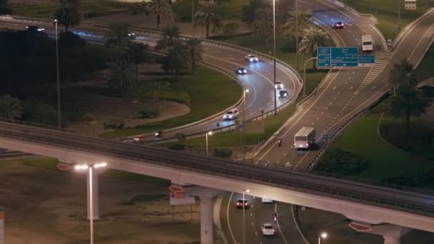 Vista aerea notturna di autostrada vuota e interscambio senza auto a Dubai — Video Stock