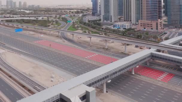 Luchtfoto van lege snelweg en overstap zonder auto 's in Dubai — Stockvideo