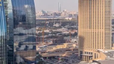 Zaman atlamalı yoğun trafik ve gökdelenler ile Dubai şehir caddesi.