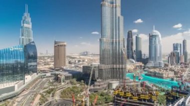 Dubai şehir merkezindeki panoramik gökyüzü manzarası. Alışveriş merkezi, çeşmeler ve gökdelenler.