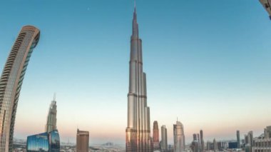 Gün batımından sonra Dubai 'nin panoramik gökyüzü manzarası Alışveriş merkezi, çeşmeler ve gökdelenlerle