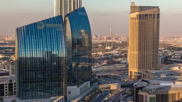 Dubai centrum ulicy z ruchliwym ruchem i wieżowce wokół timelapse. — Wideo stockowe