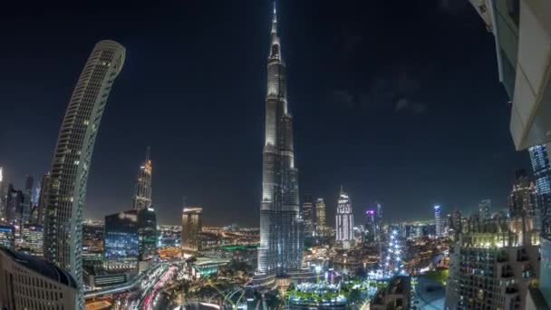 Alışveriş merkezi, çeşmeler ve gökdelenlerle Dubai 'nin panoramik gökyüzü manzarası. — Stok video