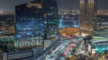 Dubai şehir merkezi caddesi yoğun trafik ve gökdelenlerle dolu..