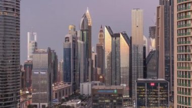 Modern gökdelenler ile Dubai Uluslararası Finans Merkezi ilçe gece timelapse gün