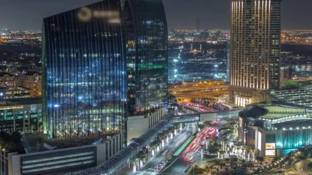 Dubai baixa rua com tráfego movimentado e arranha-céus em torno da noite timelapse . — Vídeo de Stock