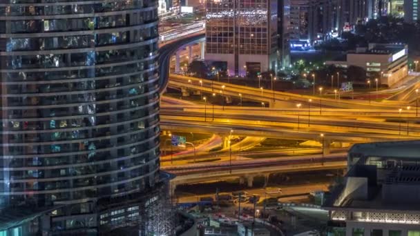 Vista aérea del intercambio de carreteras en Dubai timelapse noche centro . — Vídeo de stock