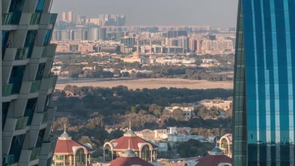Luchtfoto naar de buurt Deira en Dubai kreek met typische oude en moderne gebouwen timelapse. — Stockvideo