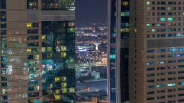 Dubai şehir merkezindeki gökdelenlerin muhteşem havadan görünümü gece saati, Dubai, Birleşik Arap Emirlikleri