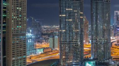 Dubai şehir merkezindeki gökdelenlerin muhteşem havadan görünümü gece saati, Dubai, Birleşik Arap Emirlikleri