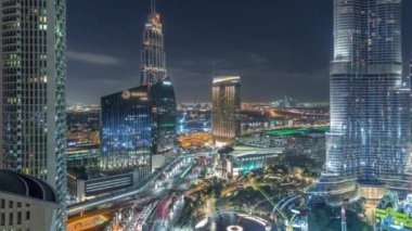 Dubai şehir merkezindeki gökdelenlerin muhteşem havadan görünümü gece saati, Dubai, Birleşik Arap Emirlikleri