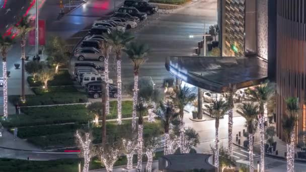 Vista aérea do shopping center com tráfego rodoviário noite timelapse — Vídeo de Stock