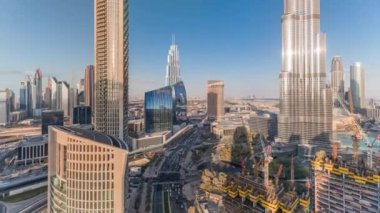 Dubai şehir merkezindeki panoramik gökyüzü manzarası. Alışveriş merkezi, çeşmeler ve gökdelenler.