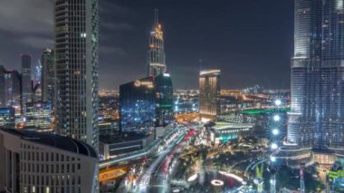 Alışveriş merkezi, çeşmeler ve gökdelenlerle Dubai 'nin panoramik gökyüzü manzarası.