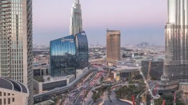 Gün batımından sonra Dubai 'nin panoramik gökyüzü manzarası Alışveriş merkezi, çeşmeler ve gökdelenlerle