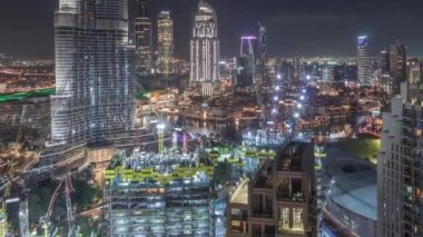 Dubai şehir merkezindeki gökdelenlerin muhteşem havadan görünümü gece saati, Dubai, Birleşik Arap Emirlikleri