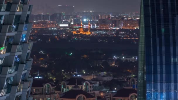 Lucht uitzicht op de buurt Deira en Dubai kreek met typische oude en moderne gebouwen nacht timelapse. — Stockvideo