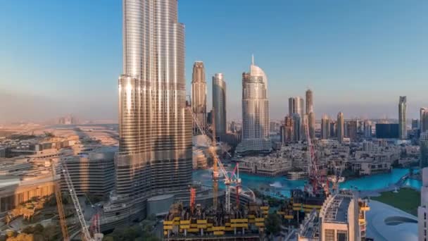 Panoramisch uitzicht op de skyline van Dubai centrum met een winkelcentrum, fonteinen en wolkenkrabbers luchtfoto timelapse — Stockvideo