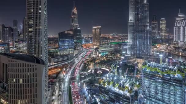 Vista panoramica sullo skyline del centro di Dubai con centro commerciale, fontane e grattacieli timelapse notte aerea — Video Stock