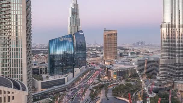 Panoramisch uitzicht op de skyline van Dubai centrum na zonsondergang met een winkelcentrum, fonteinen en wolkenkrabbers lucht dag tot nacht timelapse — Stockvideo