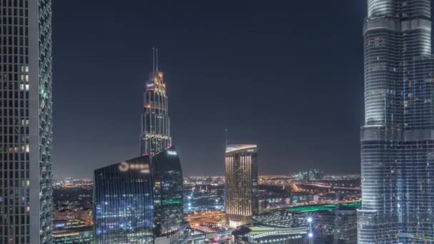 Alışveriş merkezi, çeşmeler ve gökdelenlerle Dubai 'nin panoramik gökyüzü manzarası. — Stok video