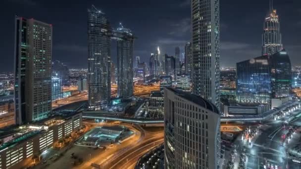 Ночной вид с воздуха на новые небоскребы и высокие здания Timelapse — стоковое видео