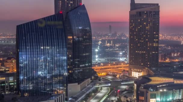 Dubai binnenstad straat met drukke verkeer en wolkenkrabbers rond nacht tot dag timelapse. — Stockvideo