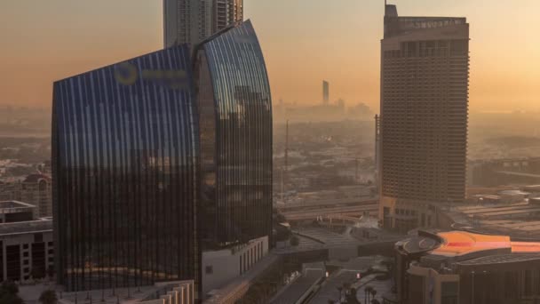 Dubai rue du centre-ville avec trafic achalandé et gratte-ciel autour de timelapse matin . — Video