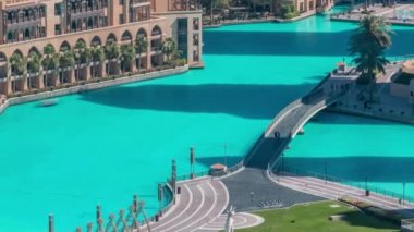 İnsan yapımı göl ve parkta yürüyen bazı insanlar üzerinde köprünün üst yakından görünümü