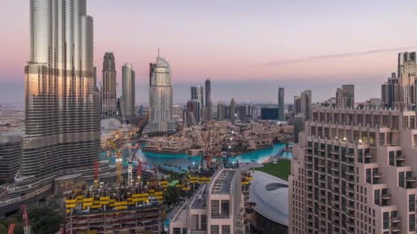 Vista panorámica del horizonte del centro de Dubái después del atardecer con centro comercial, fuentes y rascacielos antena día a noche timelapse — Vídeos de Stock