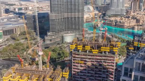Vue aérienne d'un gratte-ciel en construction avec d'énormes grues timelapse à Dubaï . — Video