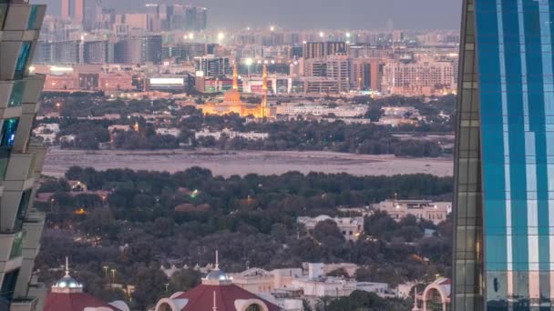 Vue aérienne du quartier Deira et Dubai Creek avec des bâtiments typiques anciens et modernes jour et nuit timelapse . — Video