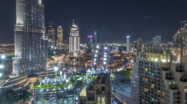 Alışveriş merkezi, çeşmeler ve gökdelenlerle Dubai 'nin panoramik gökyüzü manzarası.