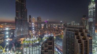 Gün doğmadan Dubai şehir merkezindeki panoramik gökyüzü manzarası. Alışveriş merkezi, çeşmeler ve gökdelenler. Gece gündüz gökdelenler.