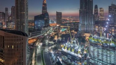 Gün doğmadan Dubai şehir merkezindeki panoramik gökyüzü manzarası. Alışveriş merkezi, çeşmeler ve gökdelenler. Gece gündüz gökdelenler.