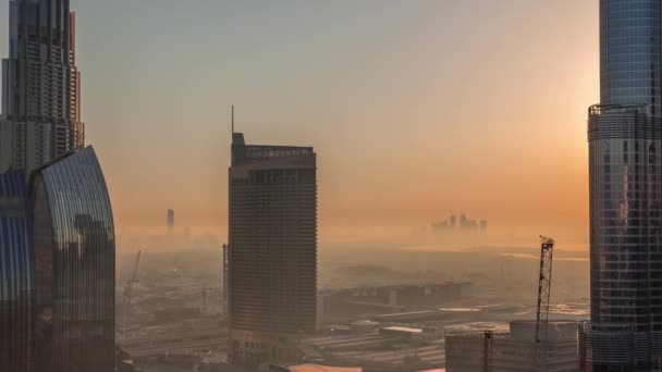 Dubai Downtown Street met druk verkeer en wolkenkrabbers rond timelapse. — Stockvideo