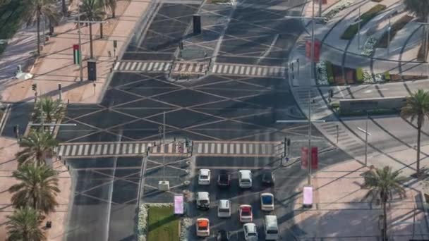 Uitzicht op kruispunt met veel transporten in het verkeer Timelapse Aerial — Stockvideo