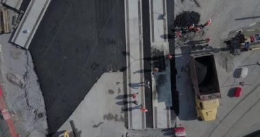 Asfalt, kaldırım yolunda makine ve titreşim silindiri yayıyor.