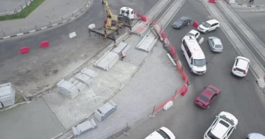 Tramvay raylarının kesiştiği yol, inşaat alanı