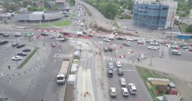 Tramvay raylarının kesiştiği yol, inşaat alanı