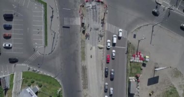 Tramvay raylarının kesiştiği yol, inşaat alanı