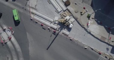 Tramvay raylarının kesiştiği yol, inşaat alanı