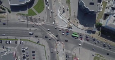 Tramvay raylarının kesiştiği yol, inşaat alanı