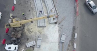 Tramvay raylarının kesiştiği yol, inşaat alanı