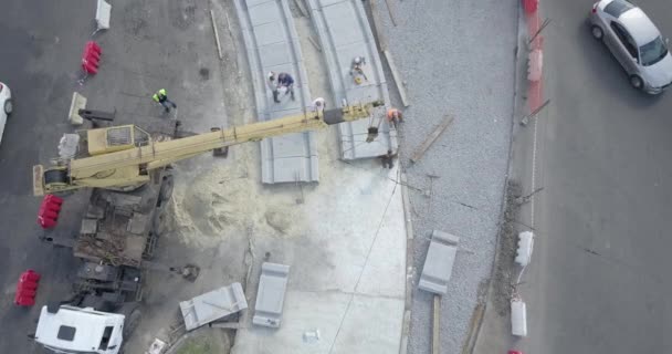 Reconstrução de estradas com trilhos de eléctrico intersecção, canteiro de obras — Vídeo de Stock